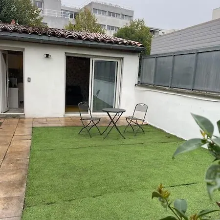 Jolie Chartreuse Avec Jardin Prive