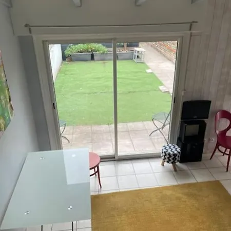 Jolie Chartreuse Avec Jardin Prive Lejlighed