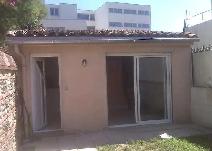 Jolie Chartreuse Avec Jardin Prive