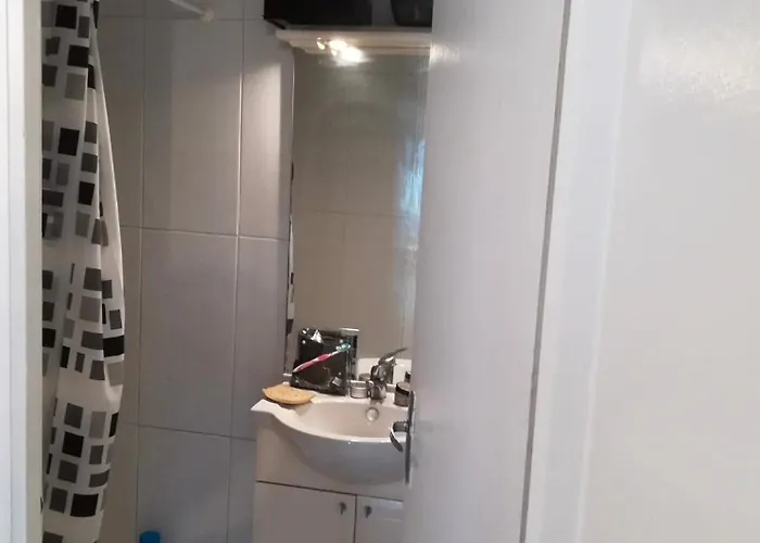 Jolie Chartreuse Avec Jardin Prive